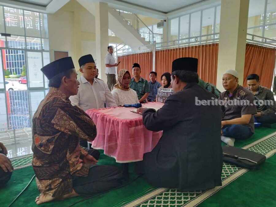 Foto almarhum (dua dari kiri) saat melaksanakan pernikahan di rutan Mapolres Gresik