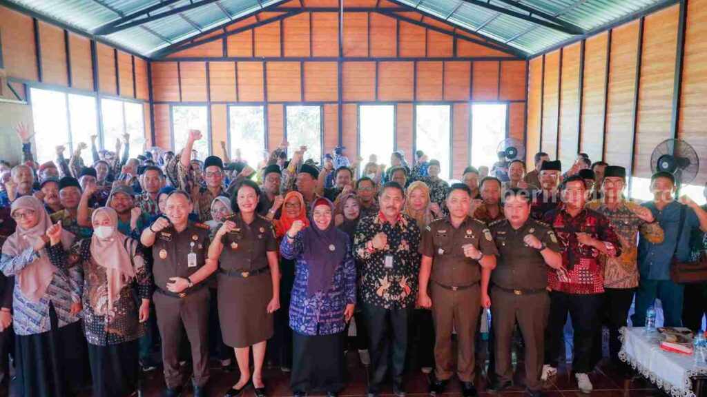 Kejagung Beri Penyuluhan Penggunaan Dana Desa di Gresik Pejabat kejaksaan agung (Kejagung) bersama kepala desa se-Kabupaten Gresik