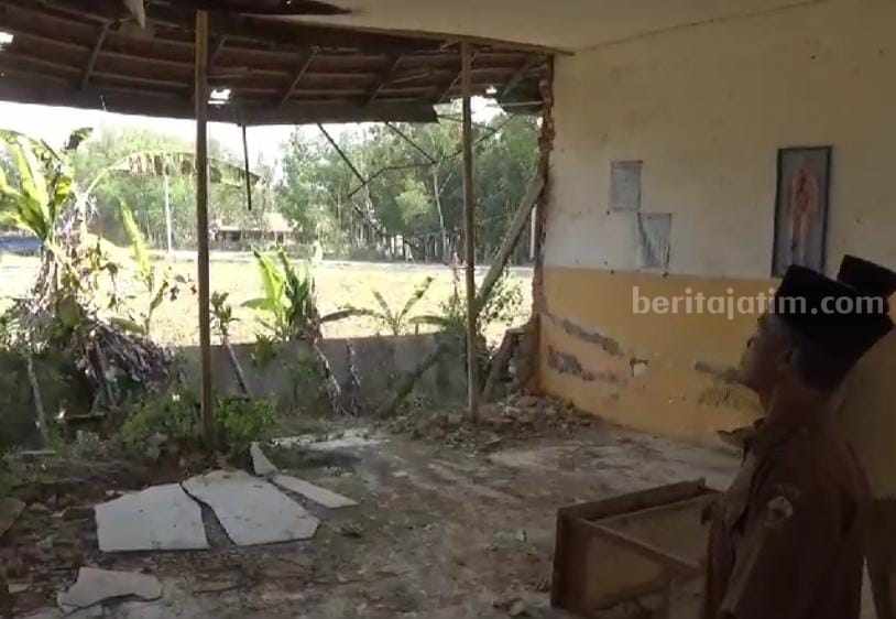 Kondisi bangunan SDN Binoh 3 Bangkalan yang memprihatinkan (Foto: Zamachsari/beritajatim.com)