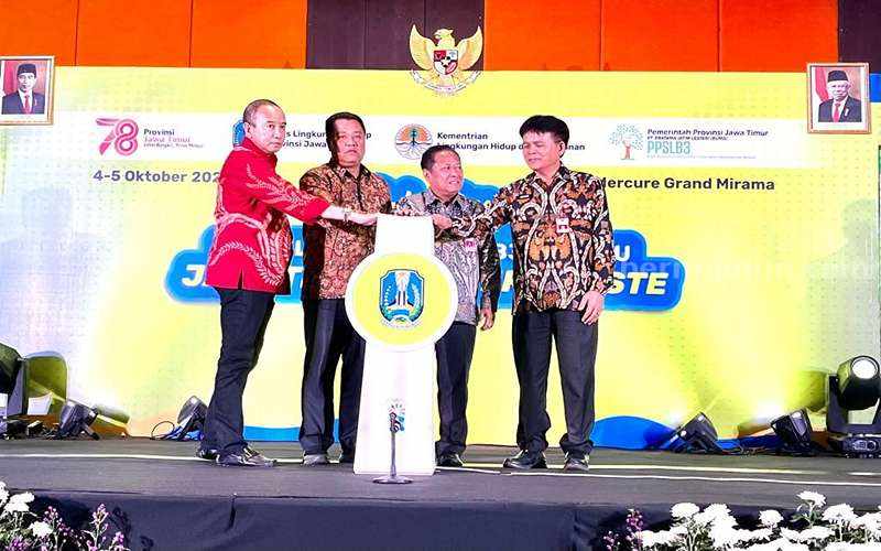 Dirut PT Pratama Jatim Lestari (PJL) Haries Purwoko, Wakil Ketua Komisi D DPRD Jatim M Ashari, Asisten II Sekdaprov Jatim Gunawan Saleh dan Kepala DLH Jatim Jempin Marbun