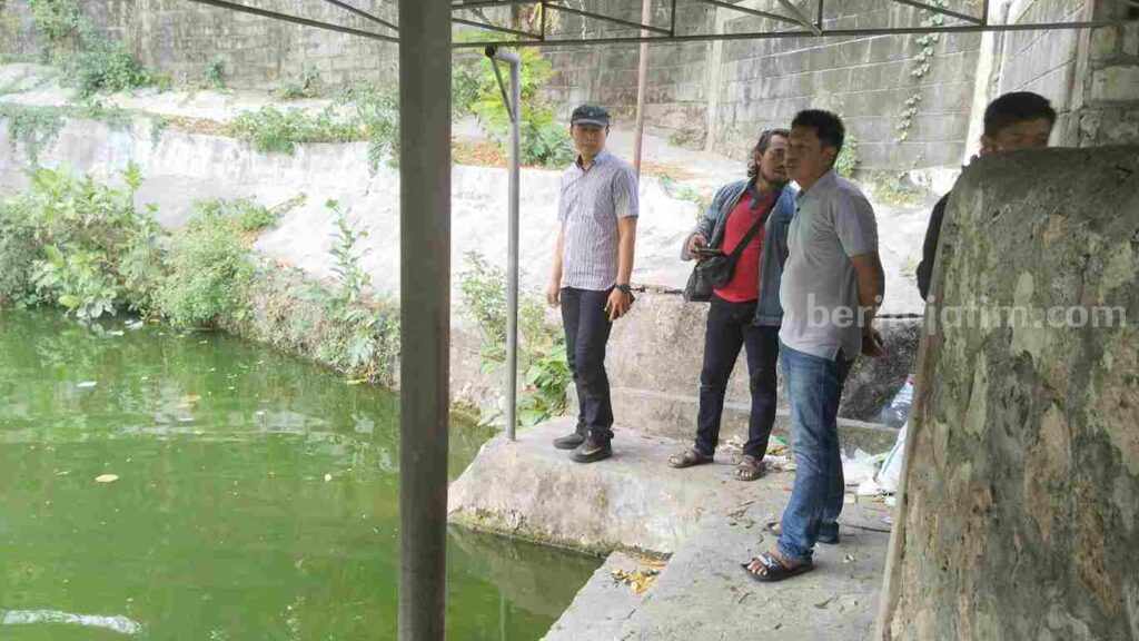 Petugas dari Polsek Kebomas, Gresik saat melakukan olah TKP di Telaga Giri