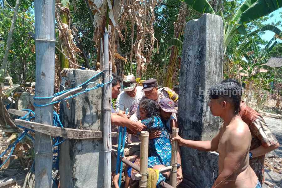 Polisi dan warga saat mengevakuasi Sumarni yang diduga menceburkan diri ke sumur rumahnya di Desa Mantren Kecamatan Karangrejo Kabupaten Magetan, Jawa Timur, Jumat (6/10/2023) pukul 10.00 WIB.