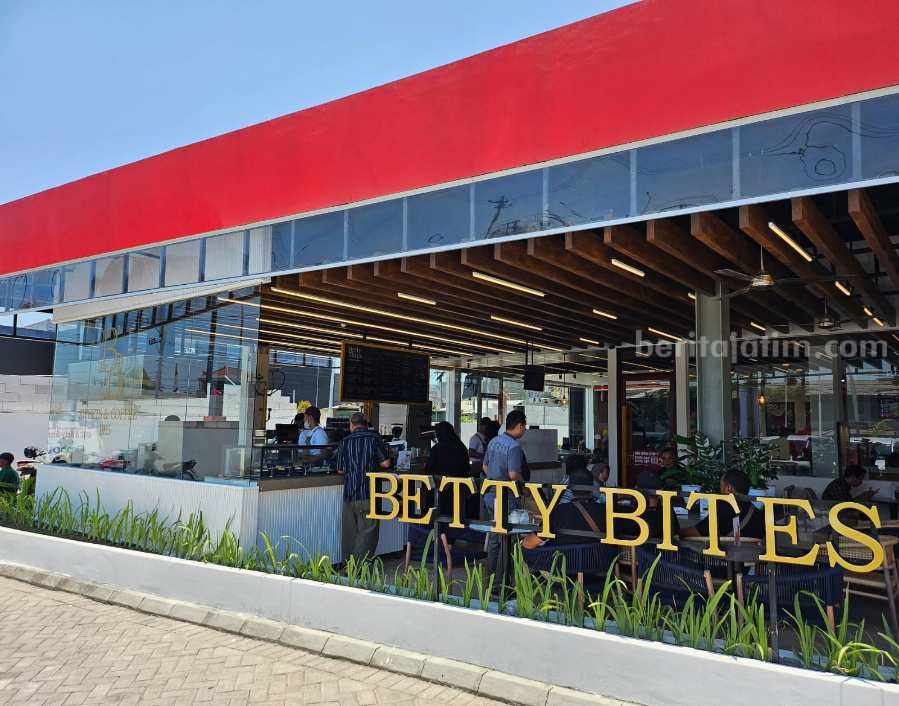 Betty Bites Sweets & Coffee, Kafe Modern dengan Camilan Tradisional Hadir di Sidoarjo Betty Bites Sweets & Coffee yang ada di Sidoarjo.