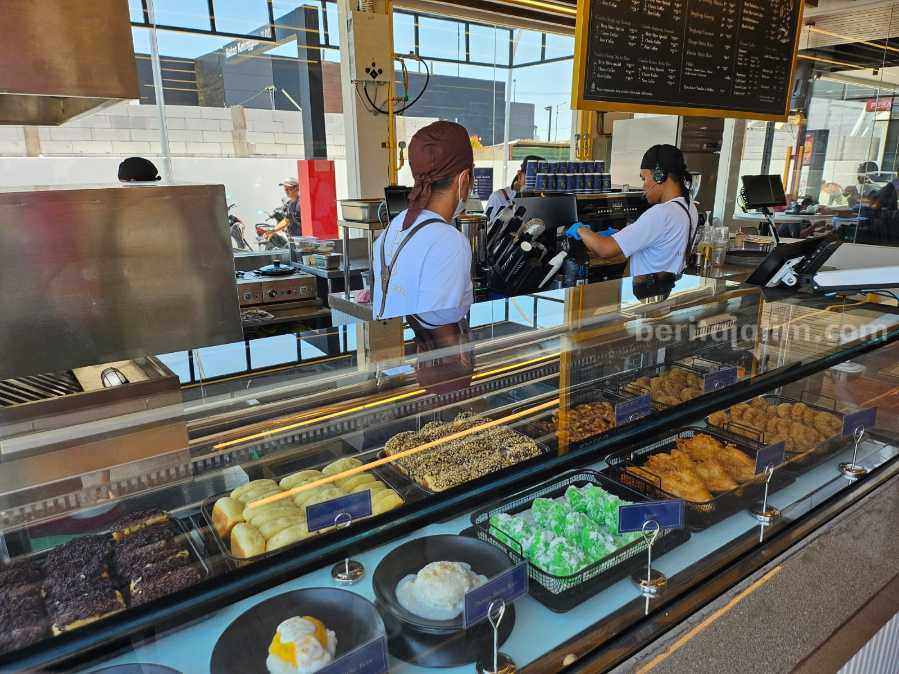 Aneka camilan tradisional di Betty Bites Sweets & Coffee Sidoarjo.