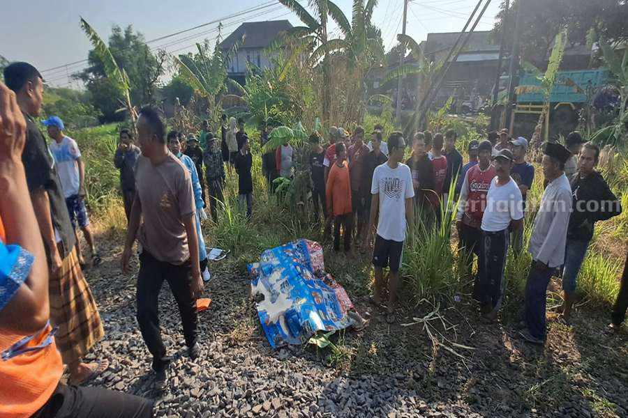 Hendak Garap Sawah, Warga Purwosari Pasuruan Tersambar Kereta Api Anggota Polsek Purwosari saat melakukan evakuasi korban Sahid (44).