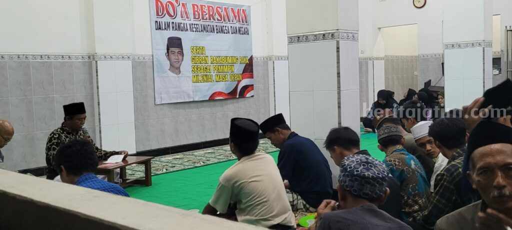 Ratusan warga Desa Sengguruh, Kepanjen, Kabupaten Malang, doakan Gibran Rakabuming Raka jadi Cawapres 2024, Sabtu (7/10/2023) malam.