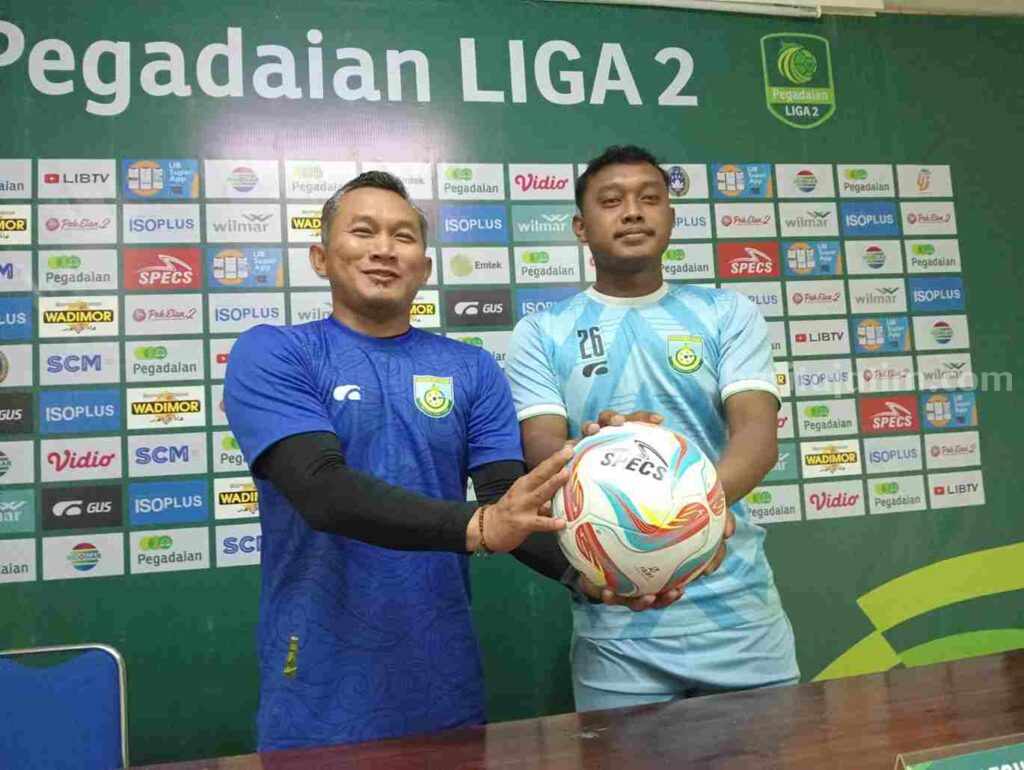 Gresik United Lawan Persipa Jadi Laga Hidup Mati Pelatih Gresik United Rudy Eka (kiri) Priyambada dan pemain Ulul Arham