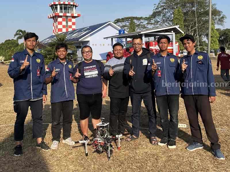Tim Robot Fakultas Teknik Unesa meraih juara 2 KRTI Nasional 2023.