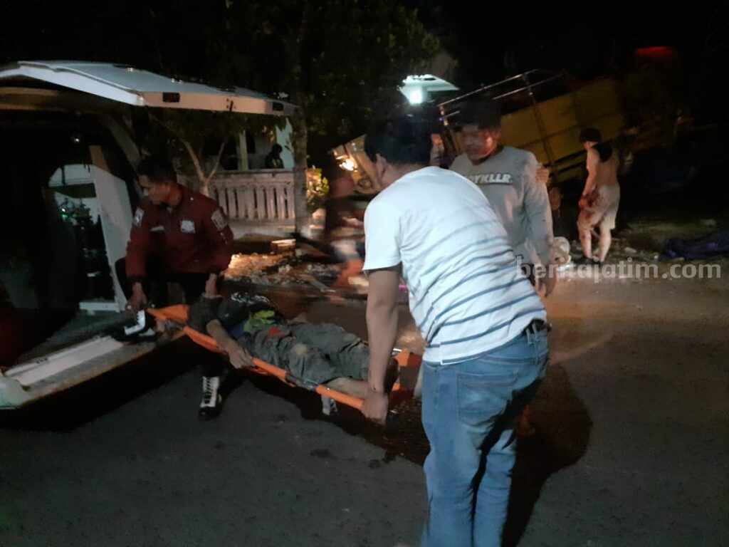 Truk muat puluhan orang terbalik di Jalan Raya Bantur, Kabupaten Malang, Sabtu (7/10/2023) malam.
