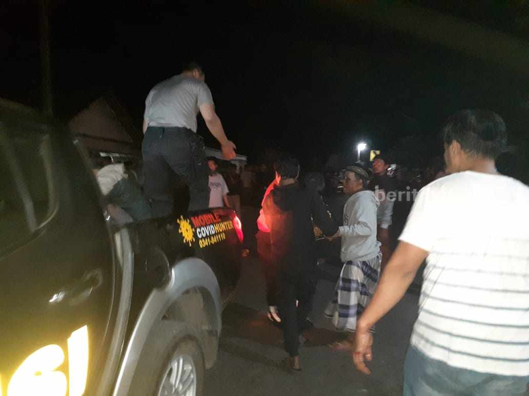 Proses evakuasi truk yang terbalik di Jalan Raya Bantur, Kabupaten Malang, Sabtu (7/10/2023) malam.