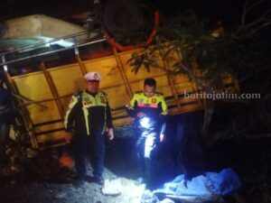 Dua Orang Tewas, Ini Nama Korban Truk Terbalik di Malang Truk berpenumpang 30 orang terbalik di Jalan Raya Bantur, Kabupaten Malang, Sabtu (7/10/2023) malam.