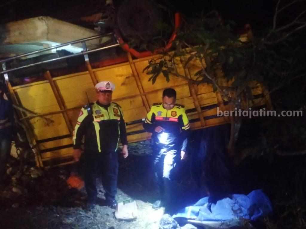 Truk berpenumpang 30 orang terbalik di Jalan Raya Bantur, Kabupaten Malang, Sabtu (7/10/2023) malam.