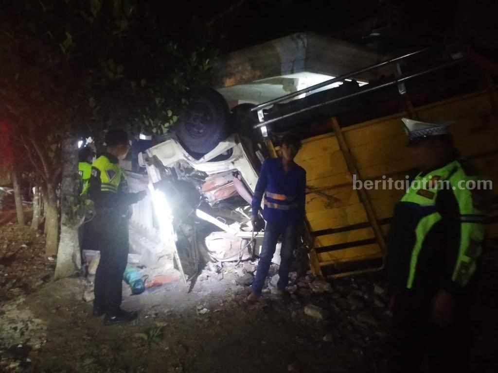 Truk berpenumpang 30 orang terbalik di Jalan Raya Bantur, Kabupaten Malang, Sabtu (7/10/2023) malam.