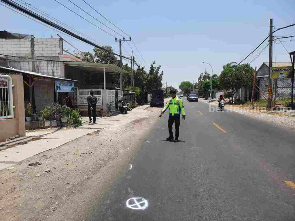 Warga Putat Jaya Surabaya Kecelakaan di Gresik, Meninggal Dunia Aparat Satlantas Polres Gresik saat melakukan olah TKP di Jalan Raya Kepatihan Menganti Gresik