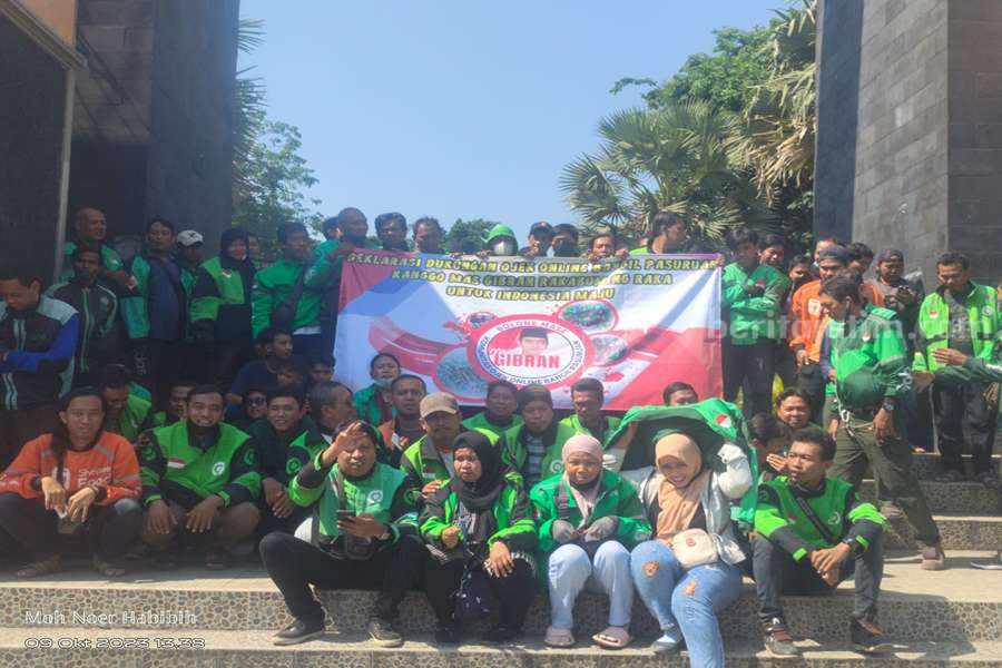 Sejumlah ojek online yang mendeklarasikan Gibran Cawapres di Alun-alun Bangil.