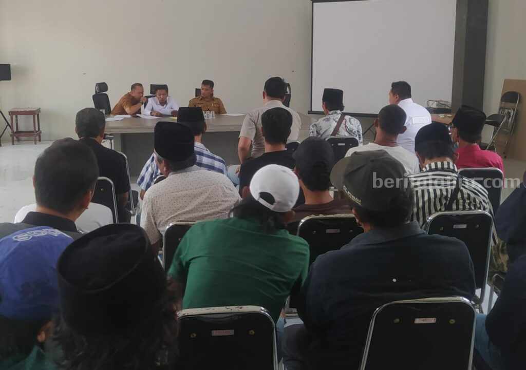 Warga Datangi DPMD Bangkalan, Protes Pencoretan Pengalaman Kerja Bacakades bangkalan
