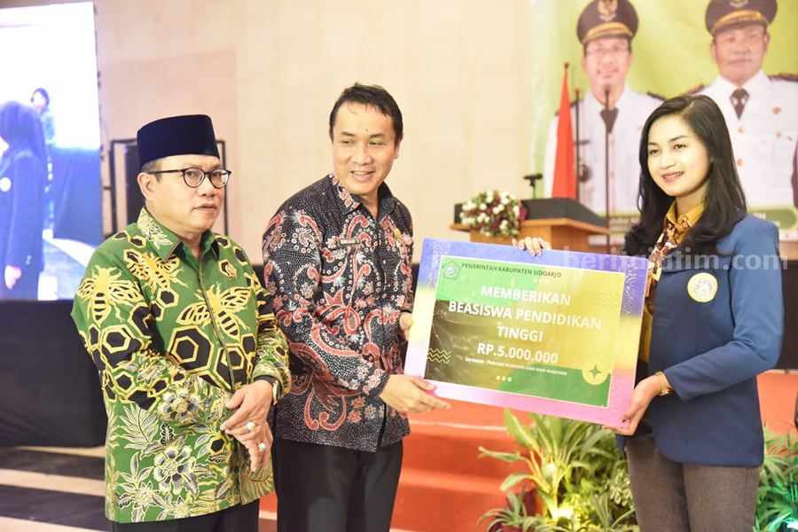 Pj. Sekda Sidoarjo Andjar Surjadianto dan Ketua DPRD Sidoarjo H. Usman menyerahkan beasiswa