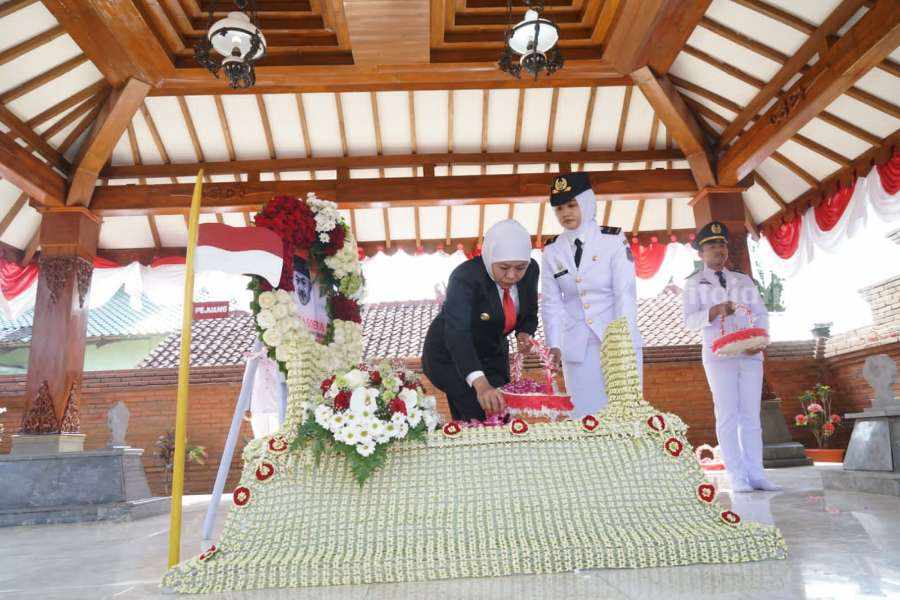 Gubernur Jawa Timur Khofifah Indar Parawansa saat berziarah ke Makam RMT Ario Soejo di Magetan, Selasa (10/10/2023). [Foto: Prokopim Magetan]