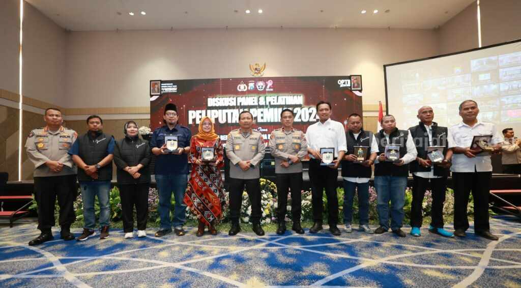 Kapolda, Wakapolda Jatim, narasumber dan perwakilan media saat melakukan sesi foto sebelum diskusi panel yang digelar di Hotel Samator Surabaya