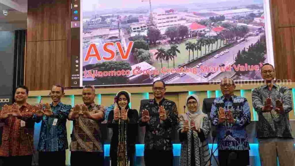Bupati Mojokerto Ikfina Fahmawati bersama Direktur PT Ajinomoto, Samsul Bakhri menandatangani perjanjian MoU di ruang SBK Pemkab Mojokerto. [Foto : Misti/beritajatim.com]