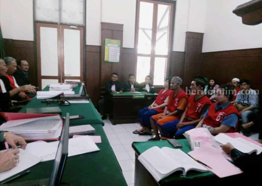 Polisi, pengacara dan Cepu saat menjalani sidang di PN Surabaya