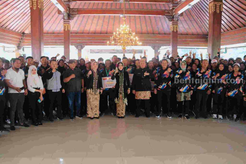 Bupati Mojokerto, Ikfina Fahmawati saat menyerahkan bonus kepada para atlet peraih medali di Pendopo Graha Maja Tama, Pemkab Mojokerto. [Foto : ist]