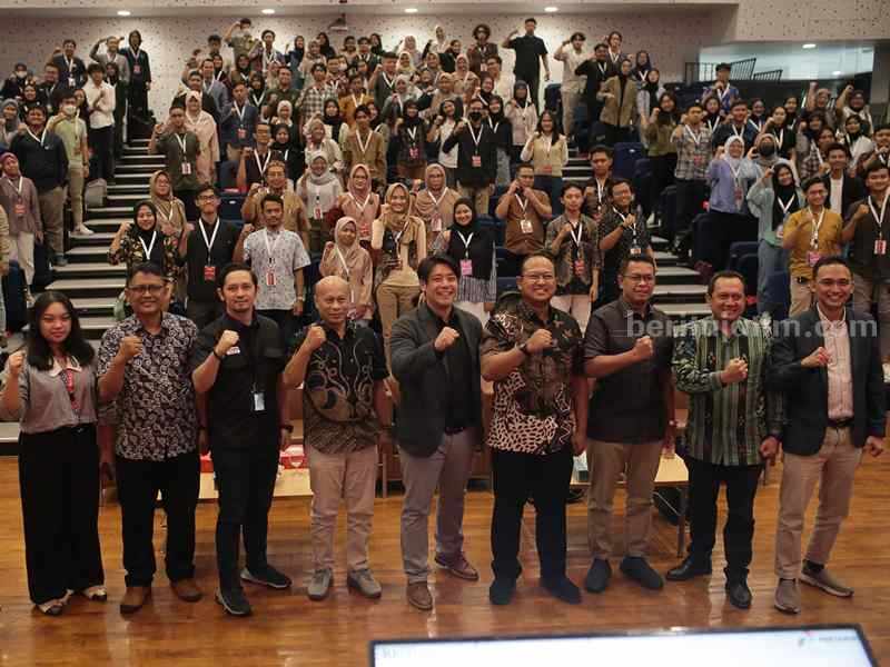 Ratusan mahasiswa mengikuti Pertamuda Workshop Series 3 secara hybrid di Gedung Riset Center ITS Surabaya.