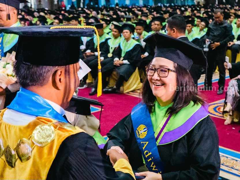 Windiyati Nugroho Raih Gelar Doktor Unesa di Usia 77 Tahun Windiyati Nugroho, wisudawan Universitas Negeri Surabaya (Unesa) Terbaik dan Tertua.