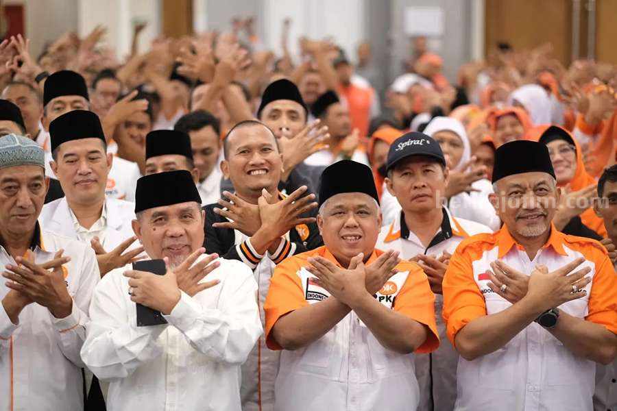 Ketua PKS Jatim Irwan Setiawan dan Presiden PKS Ahmad Syaikhu