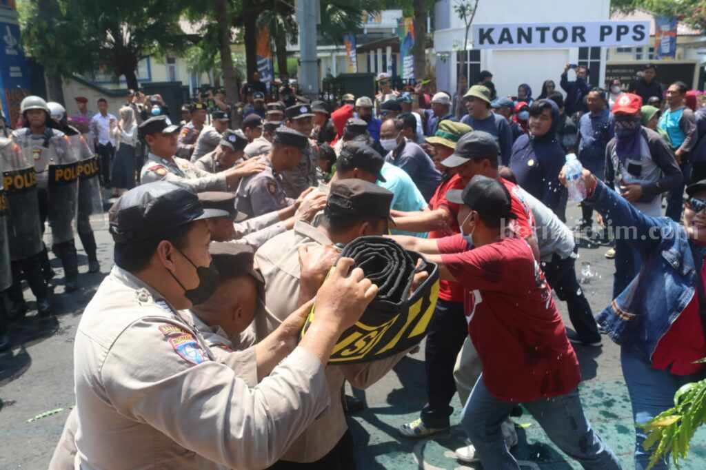 Polres Kediri Kota Lumpuhkan Demonstran Anarkis