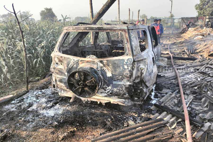Mobil milik korban kebakaran setelah api berhasil di padamkan oleh petugas kebakaran.