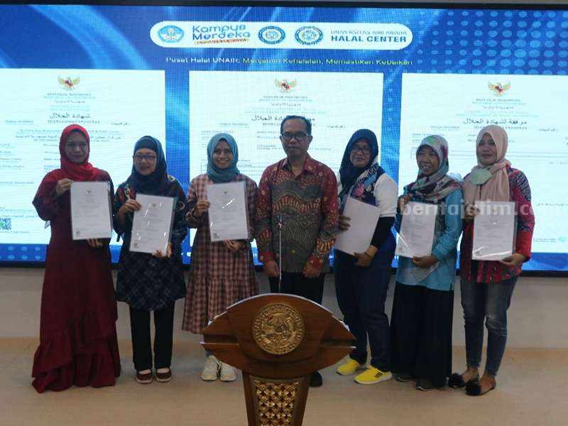 Pusat Halal Unair membagikan 1.974 sertifikat halal gratis secara simbolis kepada UMKM.
