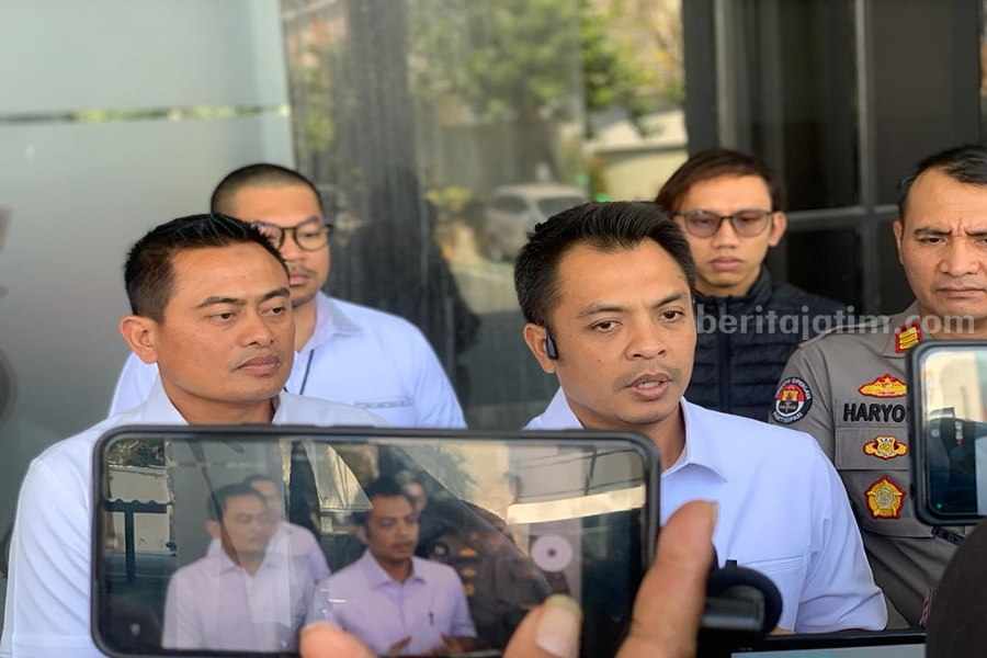 Tidak Terucap ‘Awas’ saat Hendak Jalankan Mobil, Pasal Ronald Tannur jadi Pembunuhan AKBP Hendro Sukmono (tengah) didampingi oleh Wakasat Reskrim Kompol Teguh (kiri) dan kasi humas Polrestabes Surabaya, AKP Haryoko Widhi (kanan)