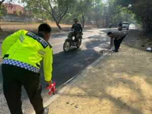Polres Bangkalan saat evakuasi kecelakaan maut Pajero seruduk Vario (Foto: Zamachsari/beritajatim.com)