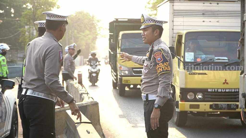 Antisipasi Kecelakaan, Polisi Gresik Rekayasa Jalan Simpang Bunder Foto Kasatlantas Polres Gresik AKP Mulya Sugiharto dibantu anggotanya saat melakukan rekayasa lalu lintas