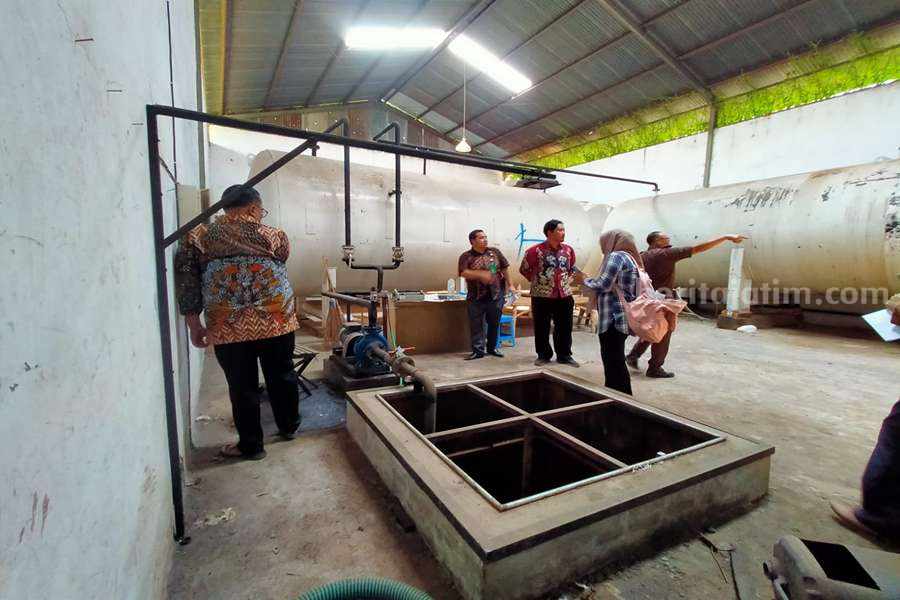 PN Pasuruan Gelar Sidang Pemeriksaan Tempat Kasus Penyalahgunaan Solar Subsidi Majelis hakim dan JPU mendatangi gudang tempat penimbunan solar.
