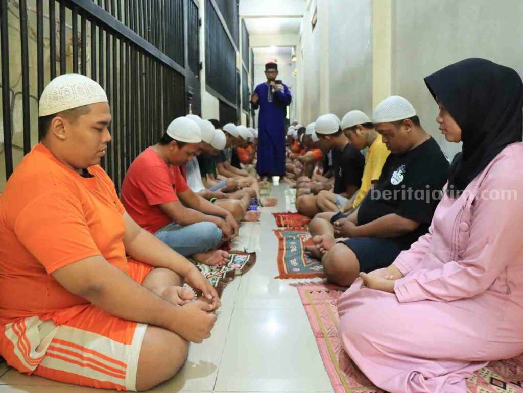 Puluhan tahanan Polres Gresik saat menggelar doa bersama