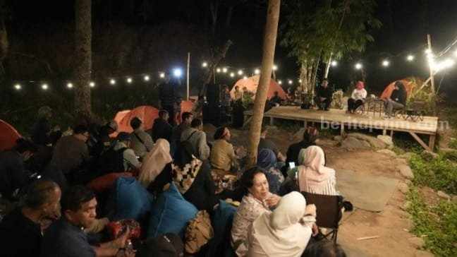 Wali Kota Mojokerto Ika Puspitasari saat hadir dalam forum 'Ngopi' di Kalisengon Riverside Camp, Desa Sajen, Kecamatan Pacet, Kabupaten Mojokerto. [Foto : ist]