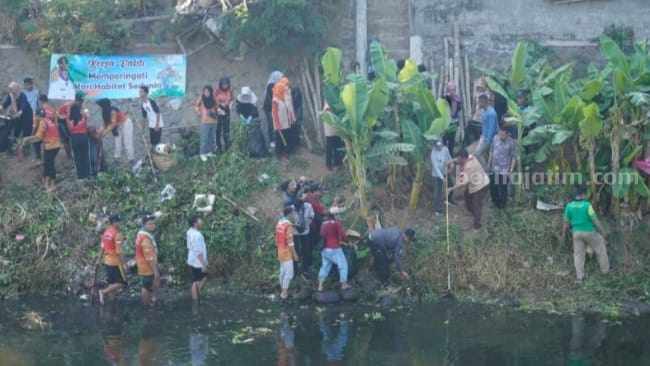 Wali Kota Mojokerto Ika Puspitasari bersama warga bersama-sama membersihkan Sungai Brangkal di sekitar Jembatan Tribuana Tunggadewi, Kecamatan Prajurit Kulon, Kota Mojokerto. [Foto: ist] 