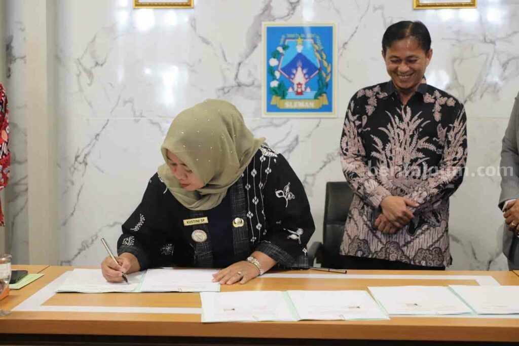 Penandatanganan berita acara dana hibah Pilkada Sleman oleh Bupati Sleman Kustini Sri Purnomo - (Dokumen Humas Pemkab Sleman)