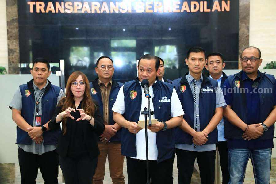 Ketua Satgas Anti Mafia Bola, Irjen Asep Edi Suheri (tengah). Saat merilis kasus pengaturan skor di Liga 2 tahun 2018. (Foto/ist)