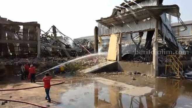 Petugas PMK melakukan pemadaman di The Sun Paper Source Raya Kembangsri, Desa Sukoanyar, Kecamatan Ngoro, Kabupaten Mojokerto. [Foto : Misti/beritajatim.com]