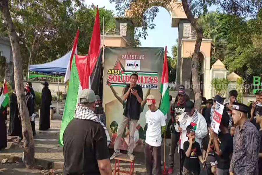 Warga Pasuruan Tunjukkan Aksi Solidaritas untuk Al-Quds dan Palestina Sejumlah masyarakat Kabupaten Pasuruan saat menggelar aksi solidaritas di Alun-alun Bangil.