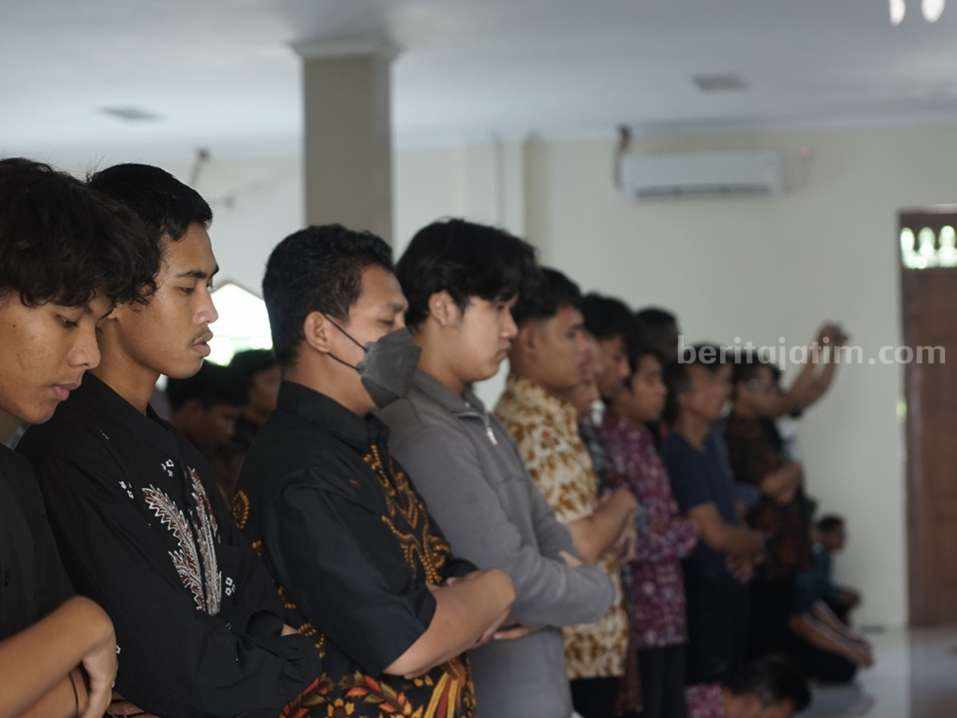 Mahasiswa Palestina Salat Gaib di UM Surabaya Salat Gaib mahasiswa asal Palestina di UM Surabaya.