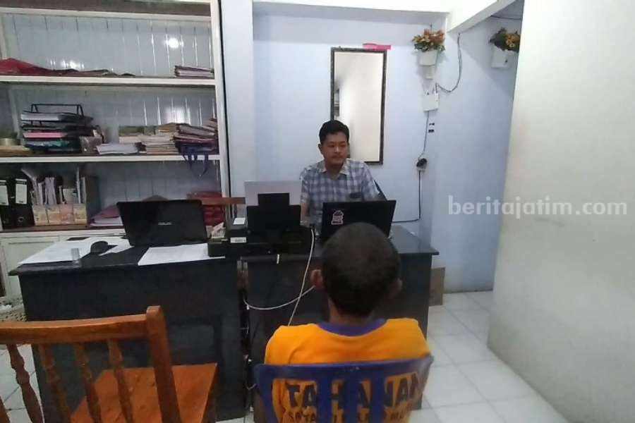 WS saat menjalani pemeriksaan di Unit PPA Satreskrim Polres Madiun, Jumat (13/10/2023)