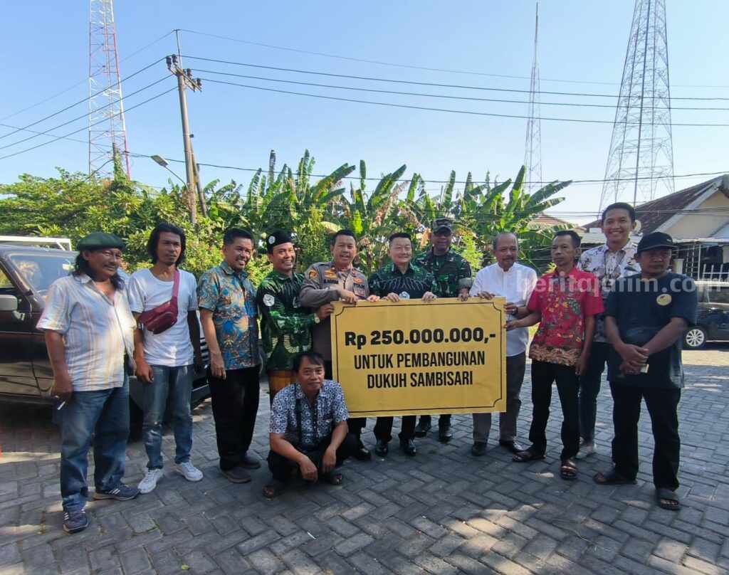 Perwakilan dari PT Pilar Tjandra Sridjaja Pradjonggo disaksikan perangkat desa dan juga dari kepolisian dan juga TNI saat menyerahkan bantuan uang Rp 250 juta pada warga Sambisari Lontar.