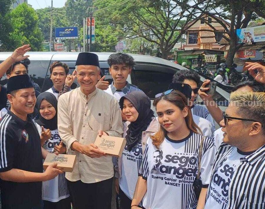 Dihadang Puluhan Relawan Sego Anget, Ini Pesan Ganjar Pranowo ganjar pranowo