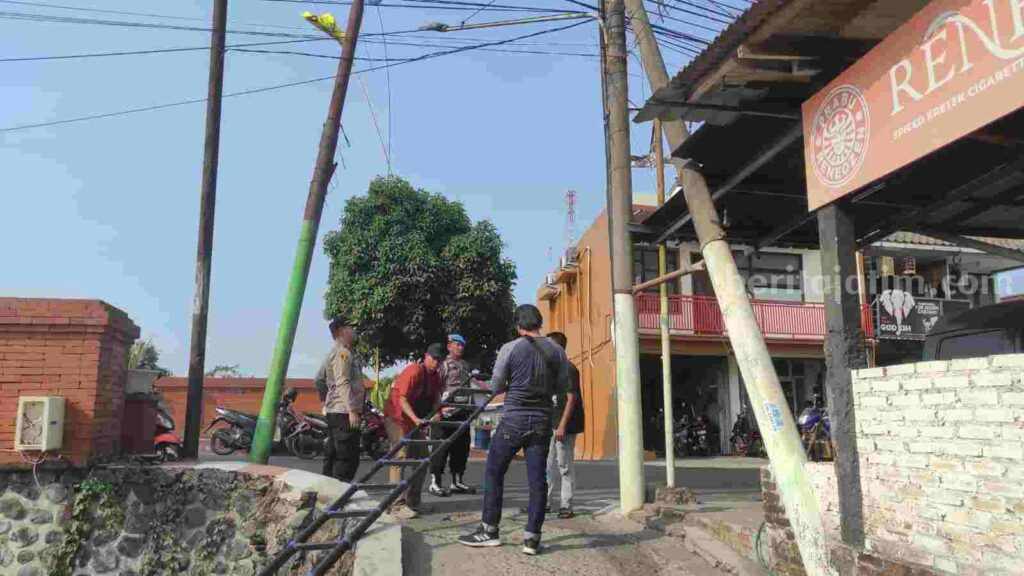 Kapolsek Prajurit Kulon, Kompol Maryoko saat di lokasi kejadian. [Foto : ist]