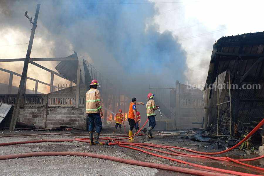 Kebakaran Pabrik Limbah di Kejayan Pasuruan Merembet Hingga Warung Warga Sejumlah petugas pemadam kebakaran saat melakukan pemadaman api.