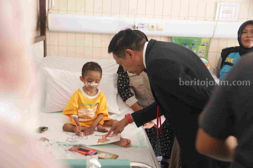 Pj Wali Kota Malang Jenguk Bocah 7 Tahun Korban Kekerasan di RSSA Wali Kota Malang, Wahyu Hidayat menjenguk D di RSSA.